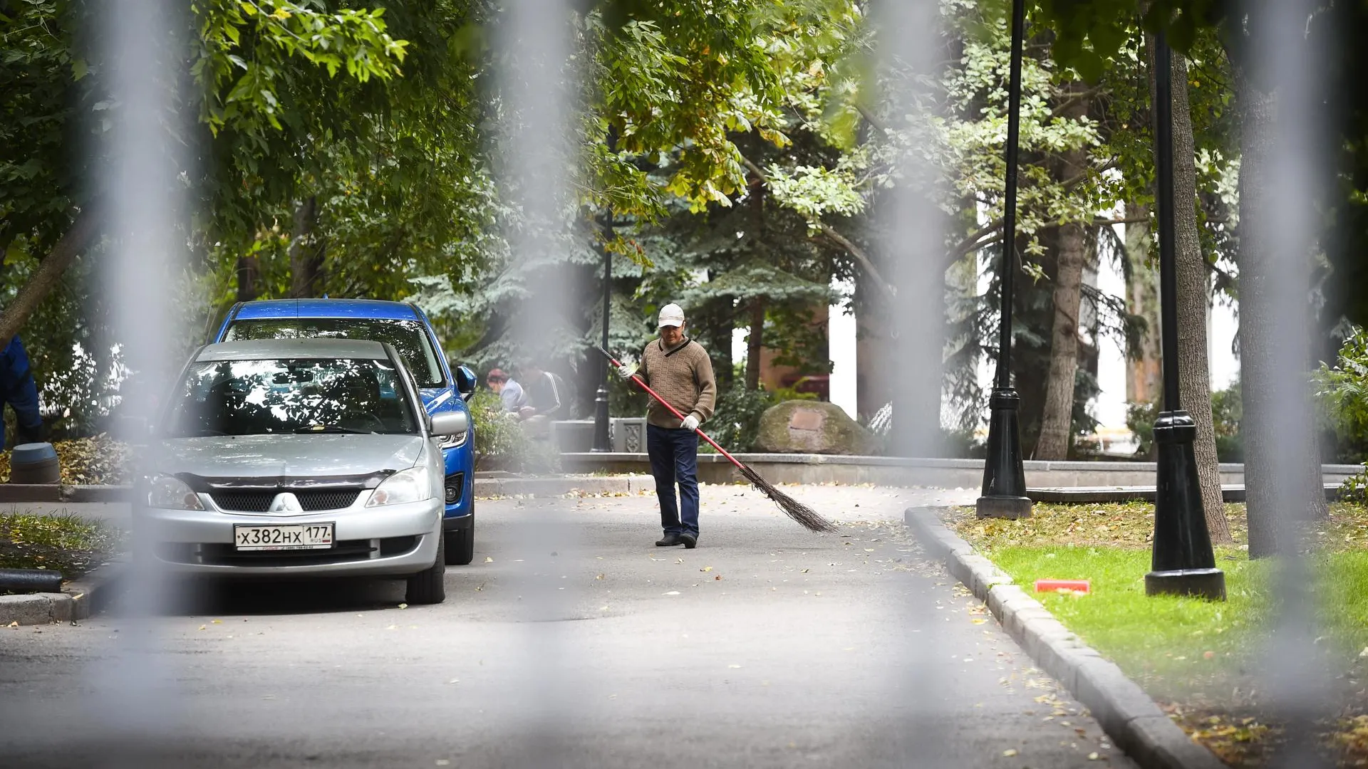 Стало известно, сколько можно заработать дворником в Подмосковье