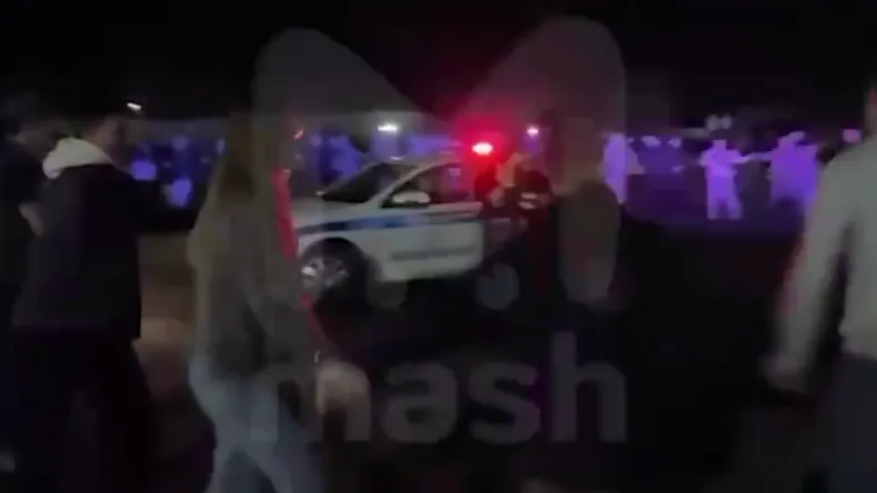 Попали в окружение: стритрейсеры водили огромный хоровод вокруг машины ДПС