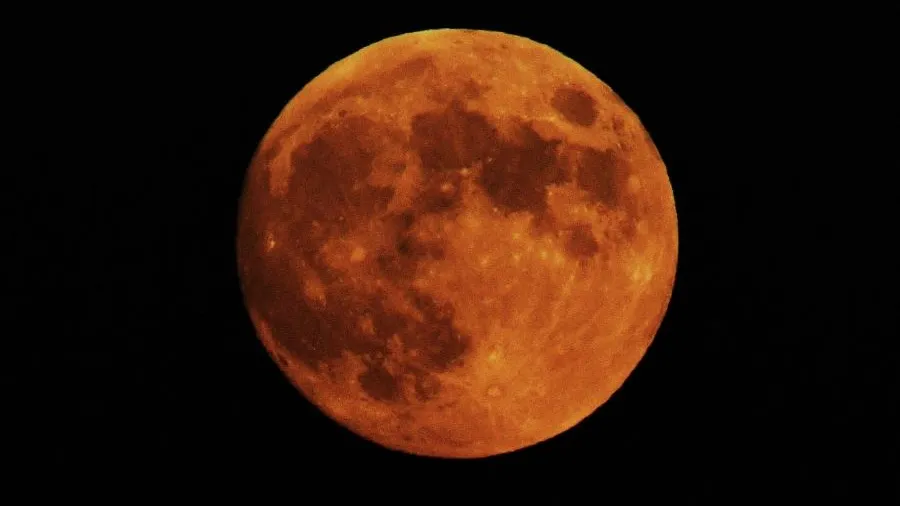 Пугающее зрелище: красная Луна взошла ночью над Москвой
