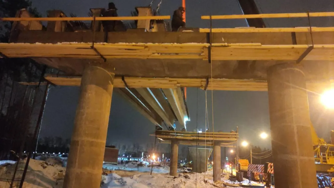 В Подмосковье приступили к монтажу балок строящегося путепровода
