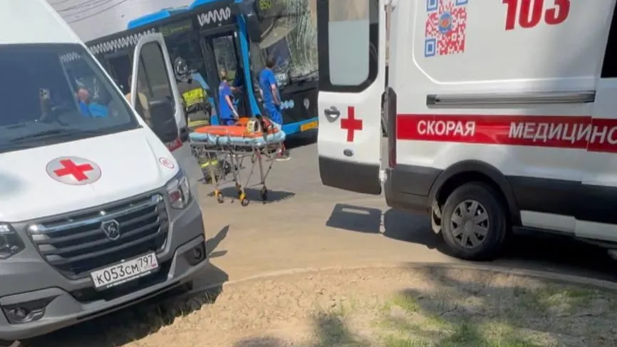 Есть госпитализированные: число пострадавших в ДТП с автобусом в Москве выросло