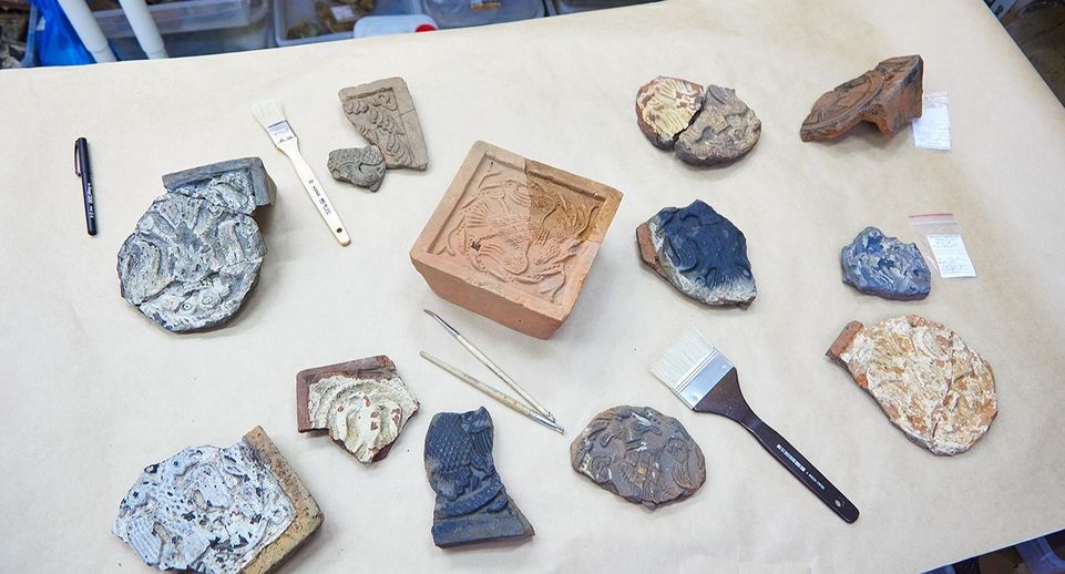 Московские археологи нашли изразцы с изображениями двуглавого орла