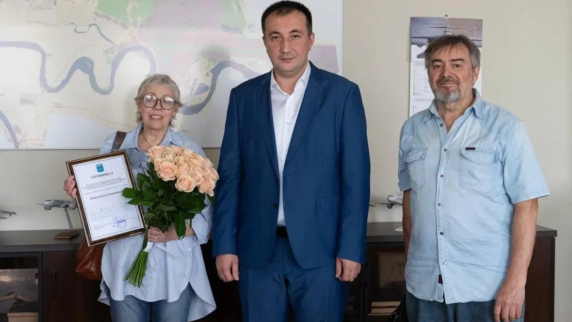 Глава Жуковского вручил женщине сертификат на переселение из аварийного жилья