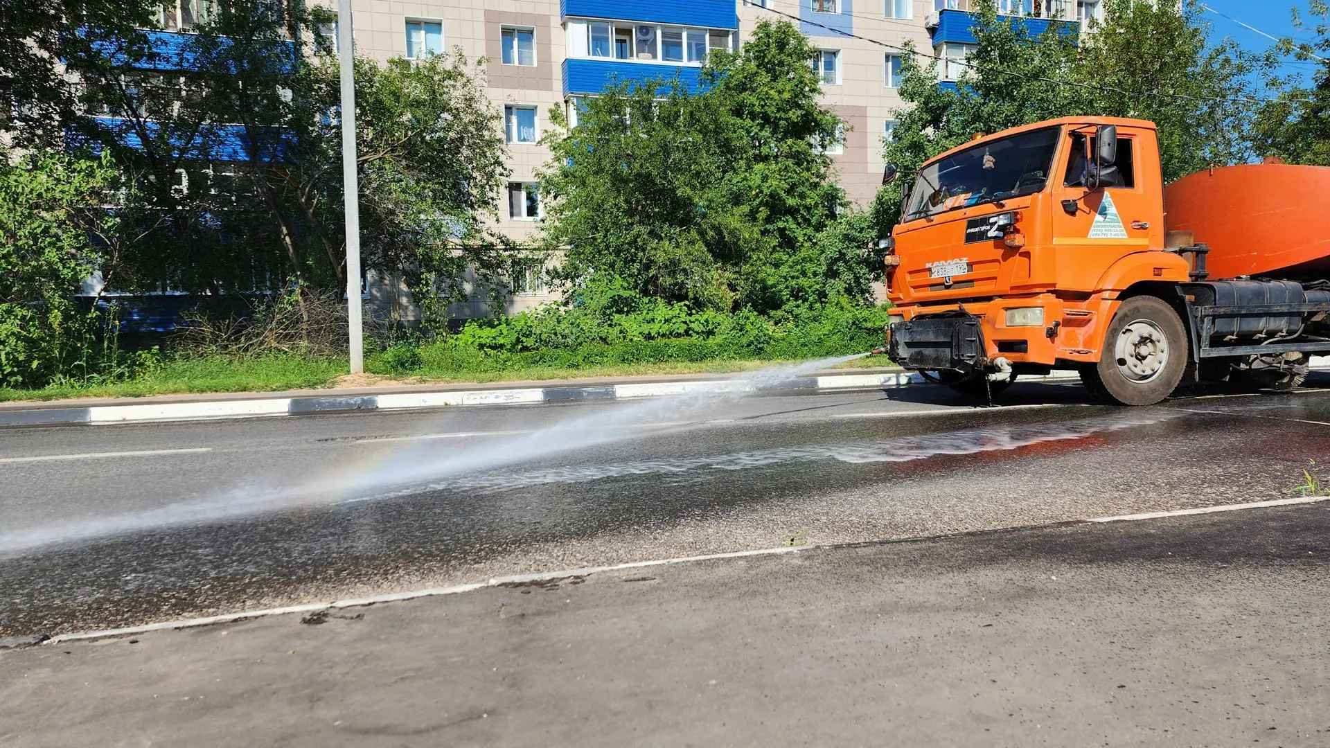 В Домодедове дороги охлаждают поливальными машинами