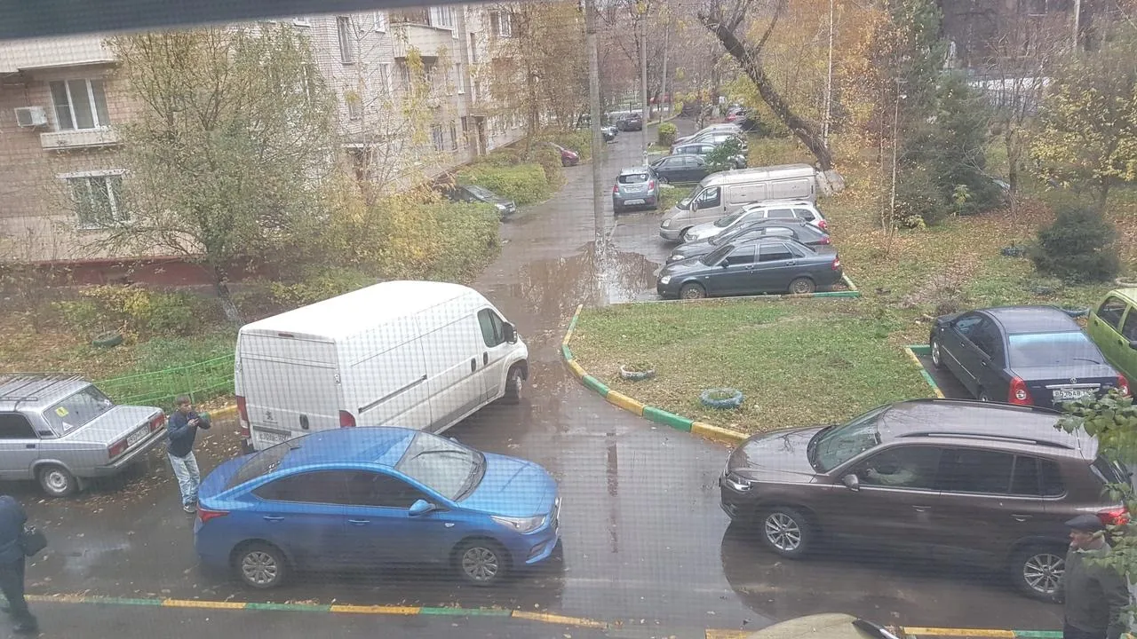 В одном из дворов Подольска фургон столкнулся с иномаркой