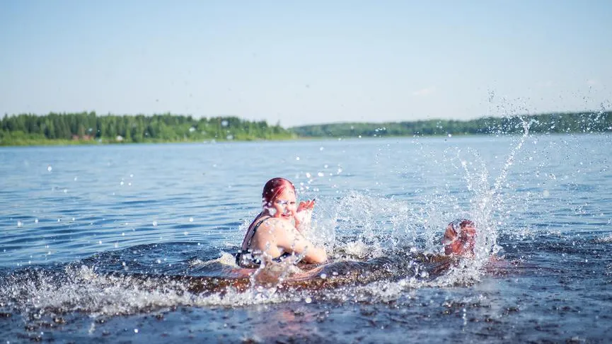 Вирусы, водоросли, паразиты: почему опасно купаться в непроверенных водоемах