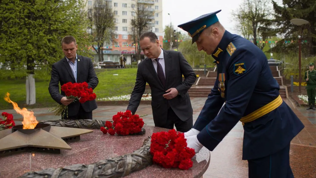 Глава Ленинского округа Алексей Спасский возложил цветы к Вечному огню