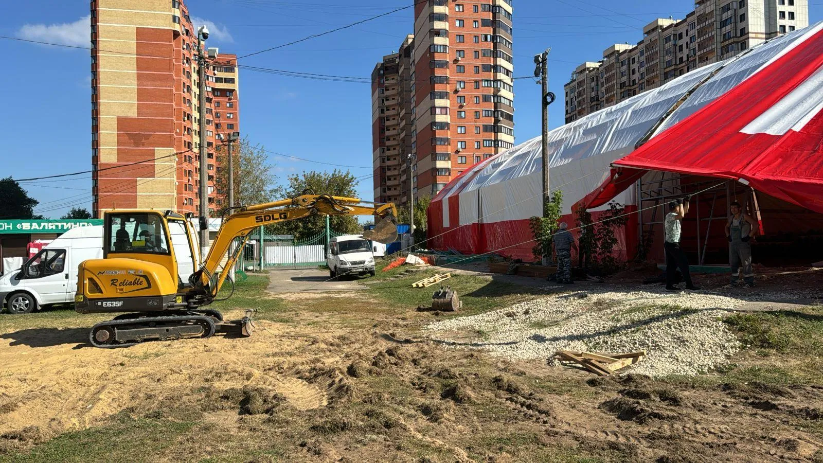 В Люберцах на стадионе «Балятино» проводятся работы по обустройству освещения