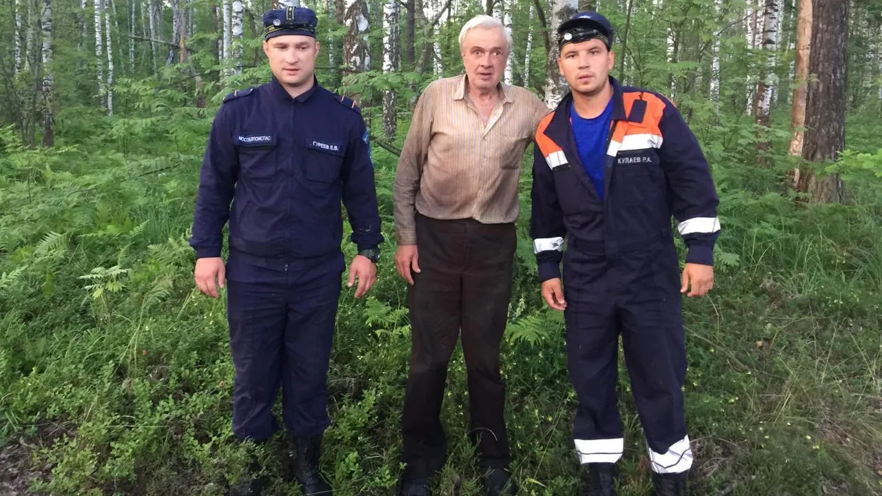 Подмосковные спасатели вывели из леса пожилого мужчину, страдающего сердечным заболеванием