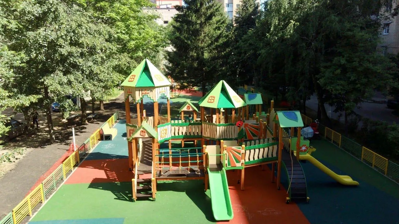 Установку детской площадки заканчивают на Советской улице Подольска