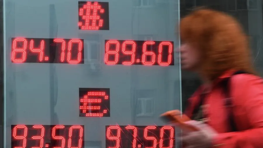 Доллар на межбанке упал ниже 85 рублей