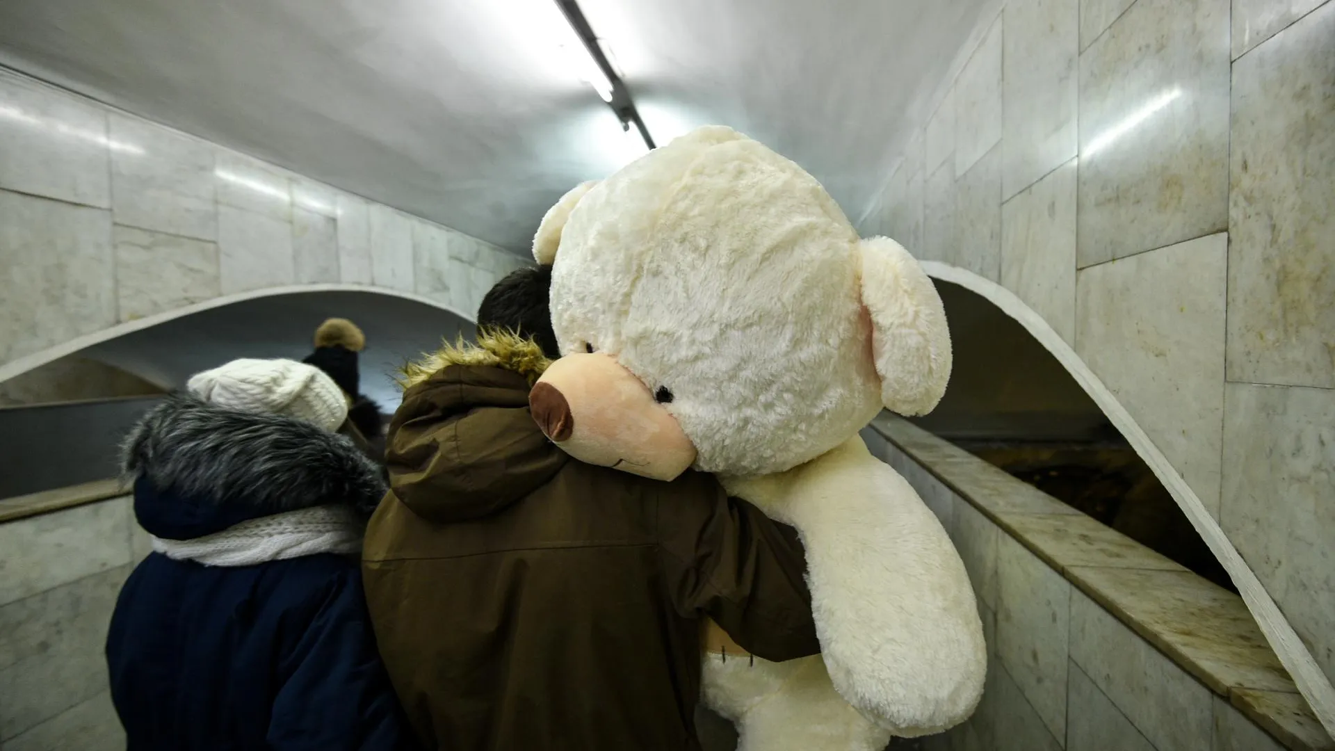 Гигантский плюшевый медведь и бьюти‑боксы: названы самые популярные подарки к 8 Марта