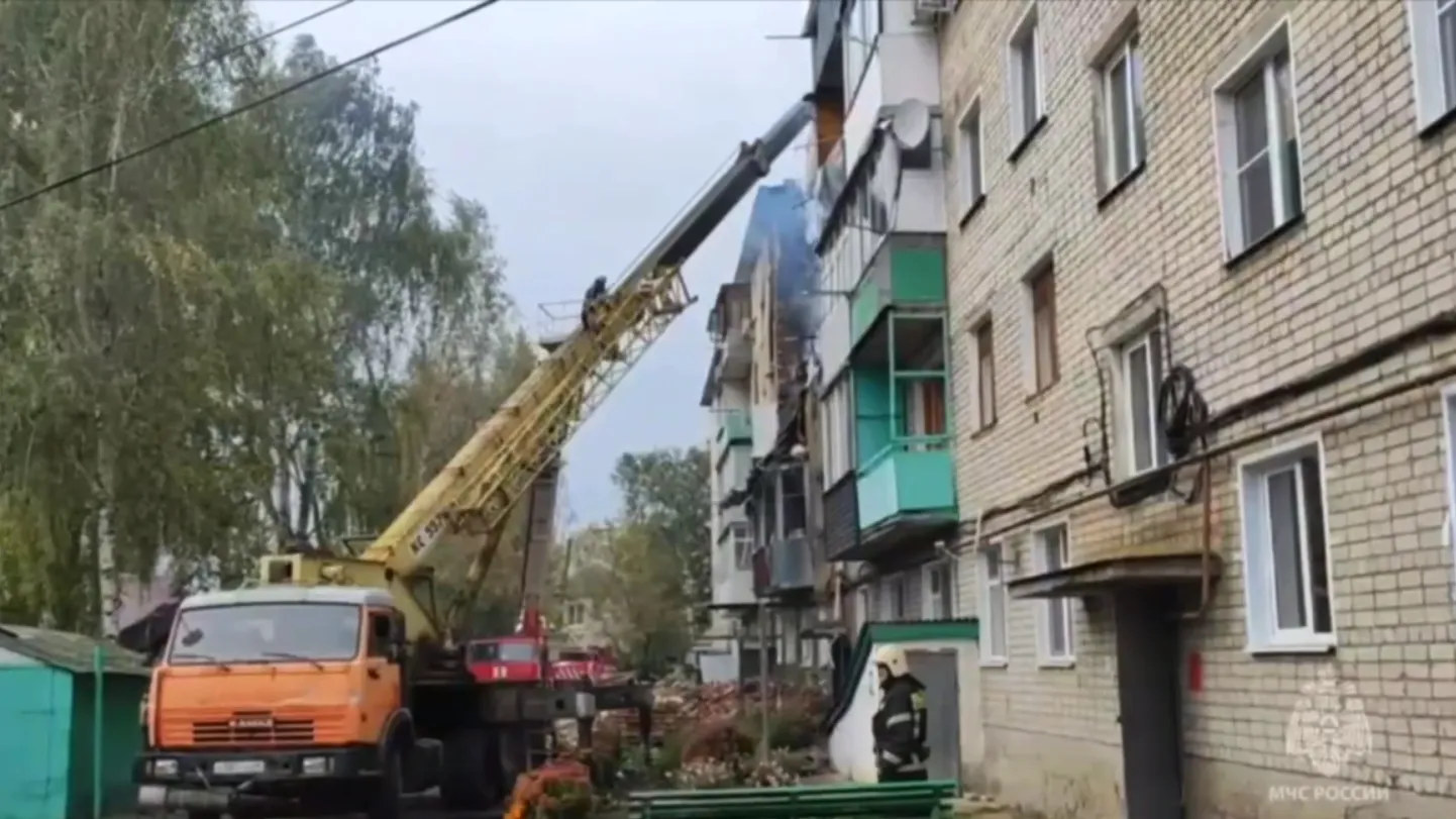 МЧС РФ: при разборе завалов в обрушившемся доме в Кирсанове нашли четвертое тело