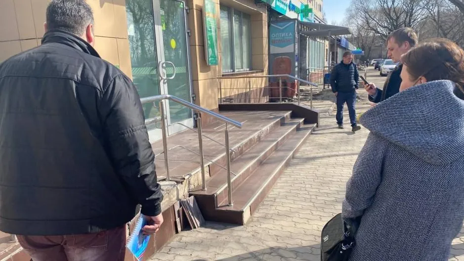 Множество ям выявили во дворе одного из домов в микрорайоне Климовск Подольска