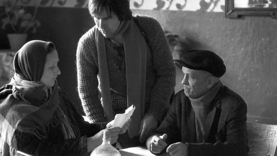Кинорежиссер Валерий Павлович Рыбарев (в центре) на съемках художественного фильма