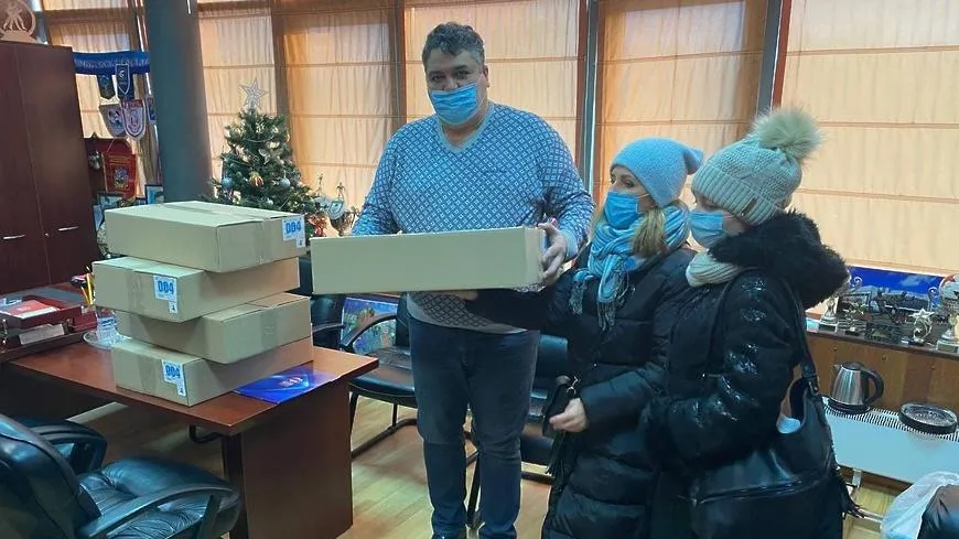 Депутат Подольска передал новогодние подарки детям из нуждающихся семей