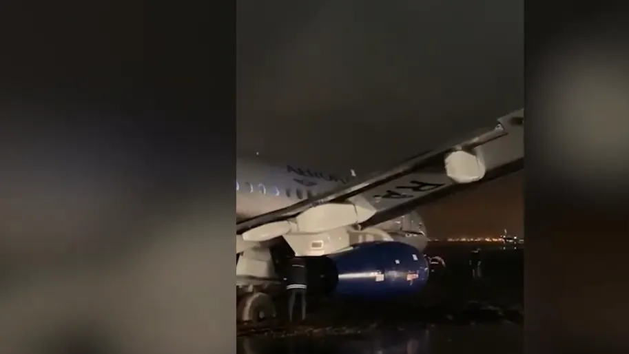 Прокуратура проведет проверку в связи с выкатыванием самолета в Шереметьево