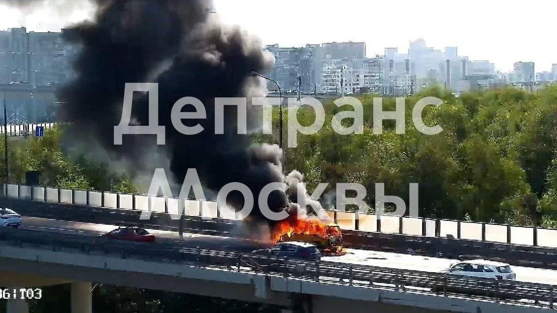 Автомобиль вспыхнул на внутренней стороне 77 км МКАД