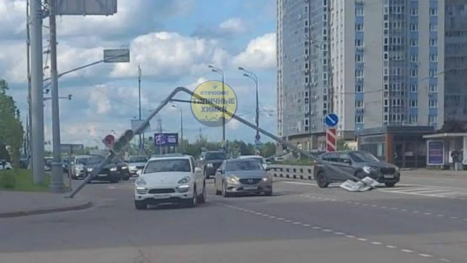 Прилег отдохнуть: светофор сломался пополам в Химках