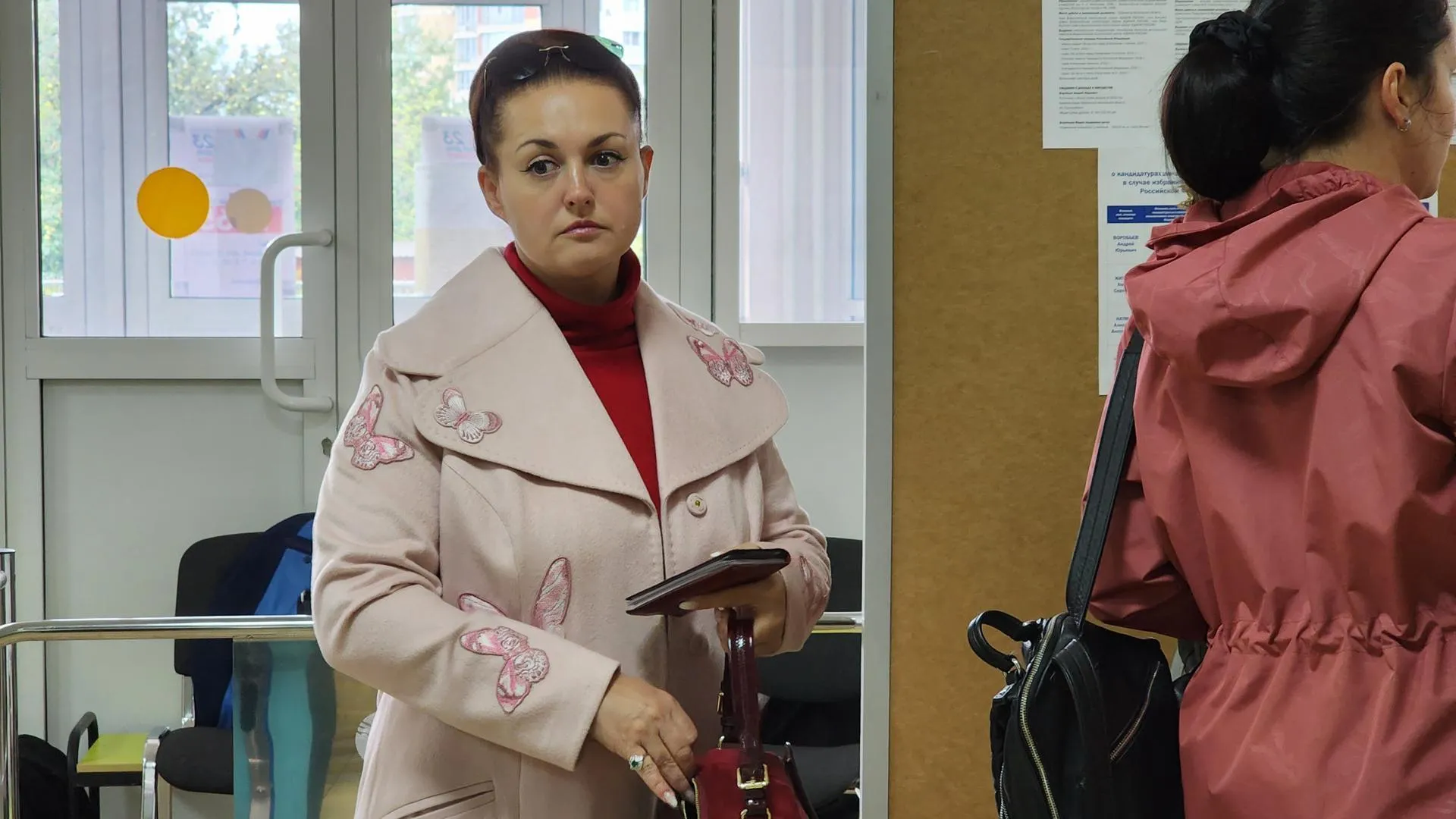 Летчик‑космонавт Елена Серова проголосовала на участке в лицее №5 в Королеве
