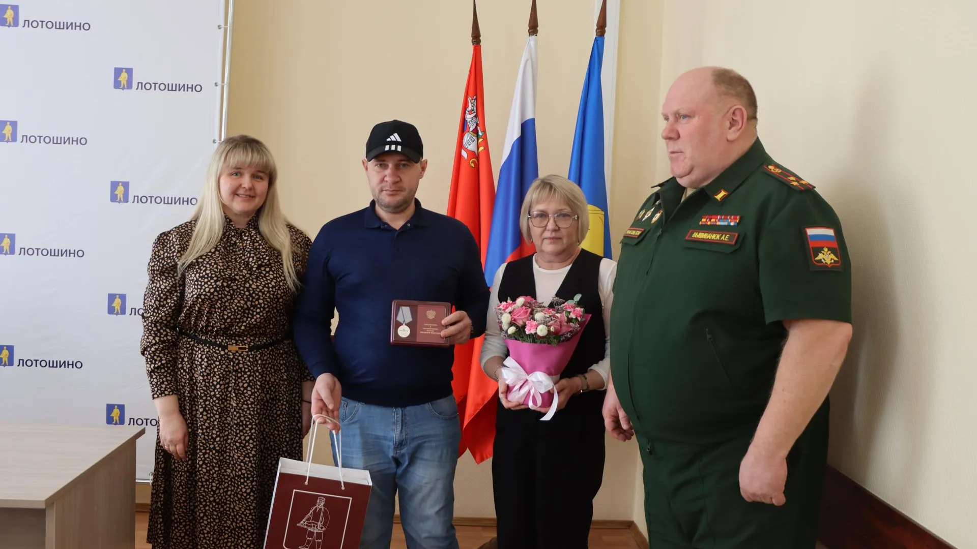 В Лотошине наградили медалью «За отвагу» участника СВО