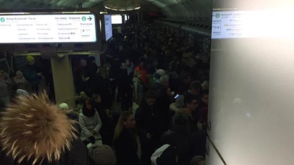 Поезд на «зеленой» ветке метро стоит в тоннеле уже 7 минут