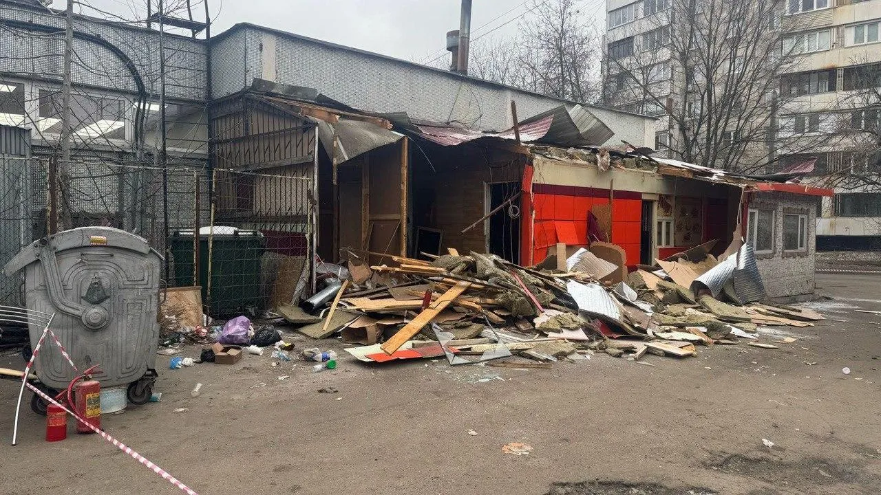 В Мытищах снесли самовольную пристройку, где делали шаверму
