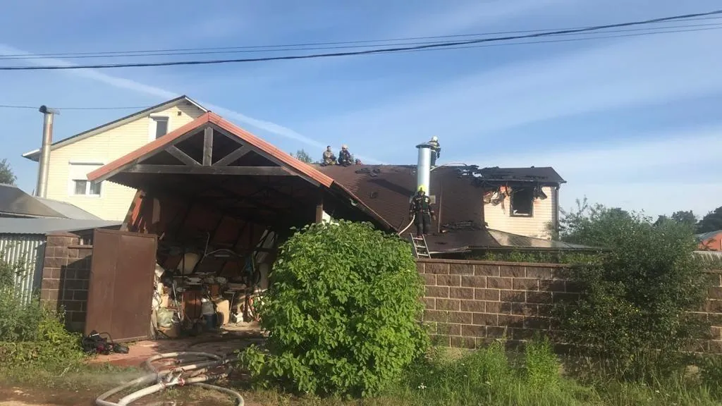 Пожар произошел в садовом доме в Щелкове