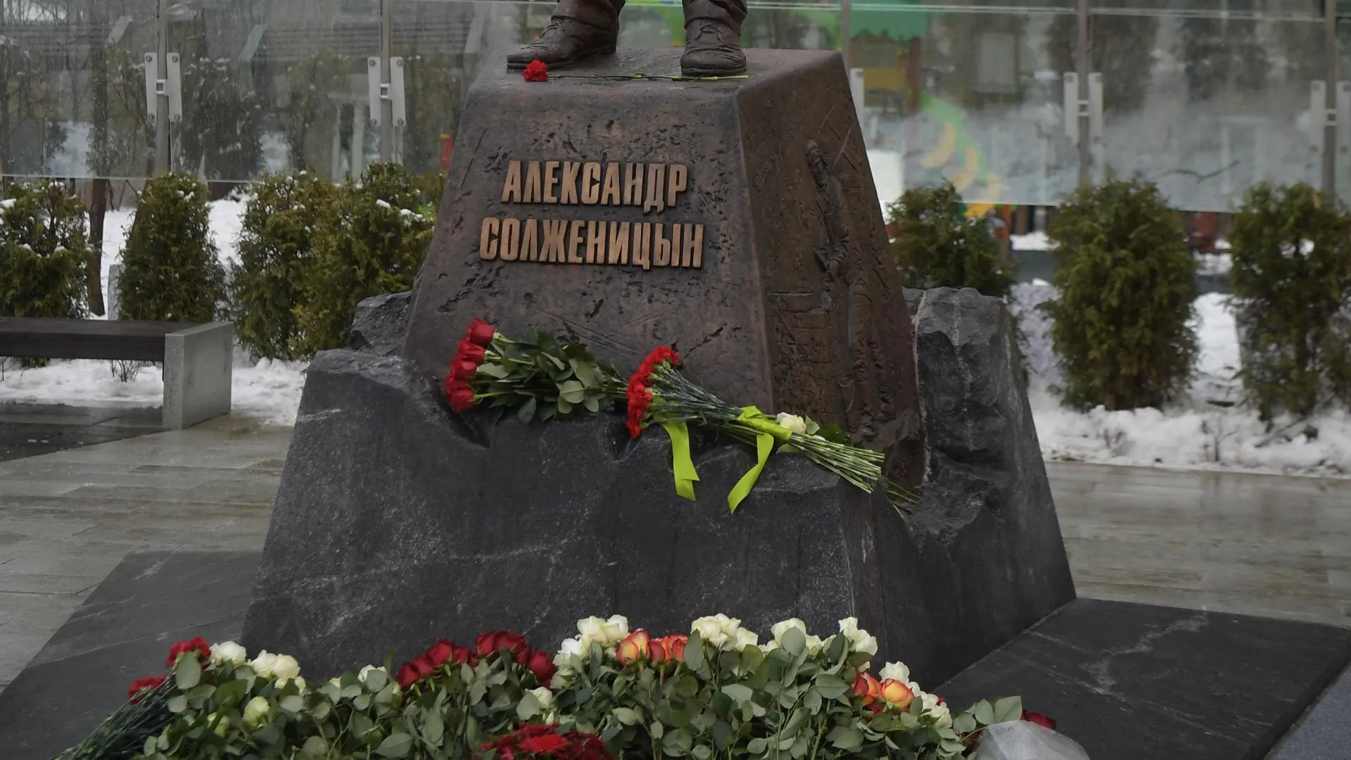 Памятник Александру Солженицыну открыли в Москве