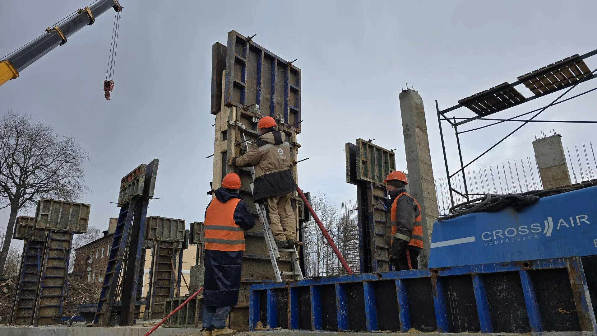 В Озерах под Коломной начался монтаж бетонных колонн детского сада на улице Калинина
