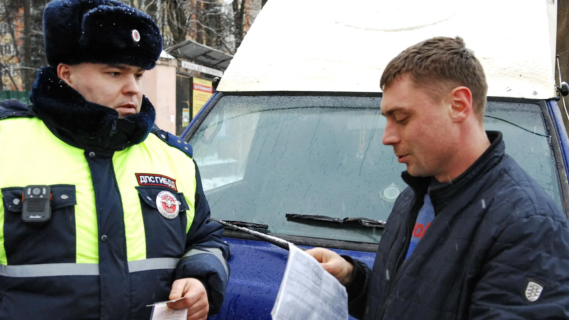В микрорайоне Балашихи в ходе рейда выявили водителей, использовавших телефоны за рулем