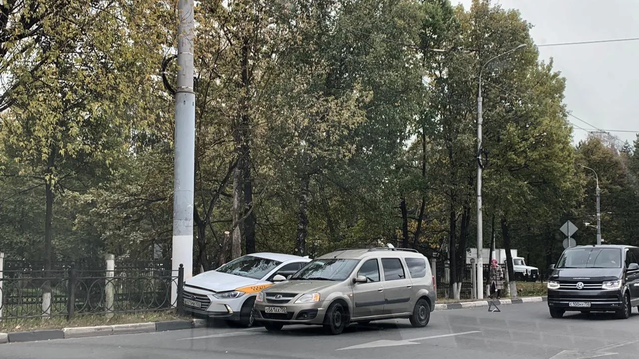 В Подольске такси столкнулось с иномаркой и врезалось в ограждение