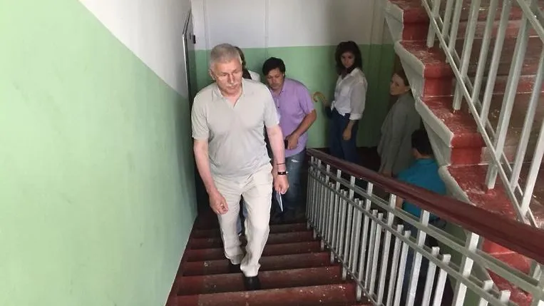 Депутат Мособлдумы проверил ход капремонта в трех домах Подольска