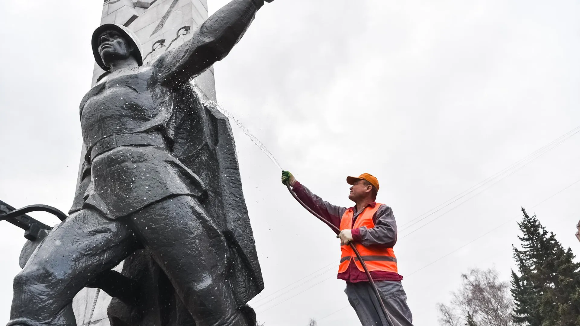 Памятники Балашихи приводят в порядок к 80-летию Победы