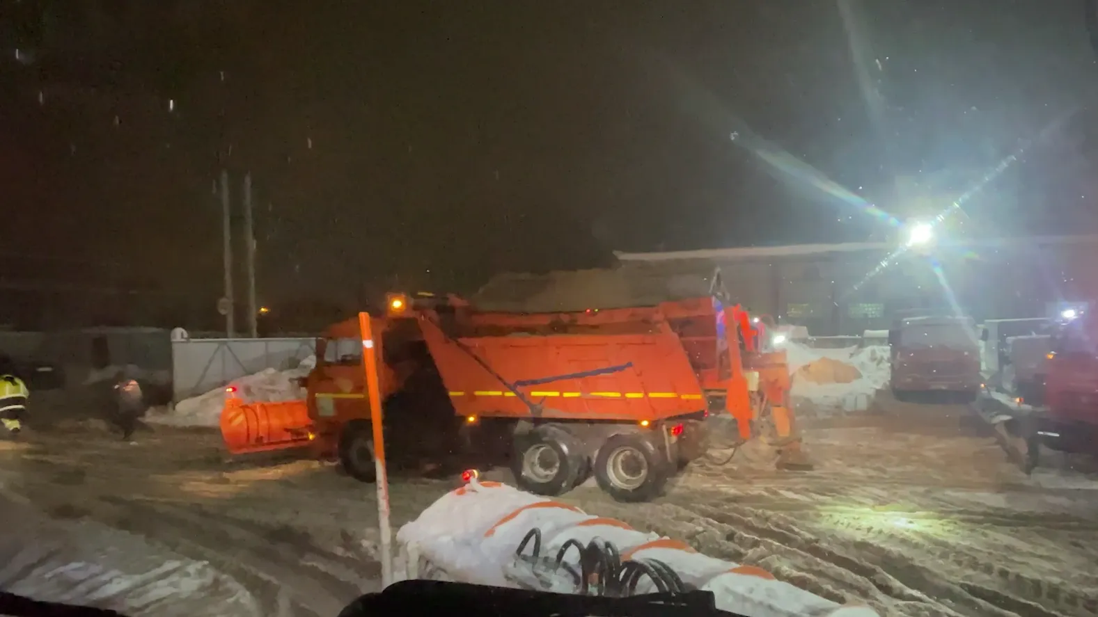 Более 560 единиц спецтехники расчищают региональные дороги в Подмосковье