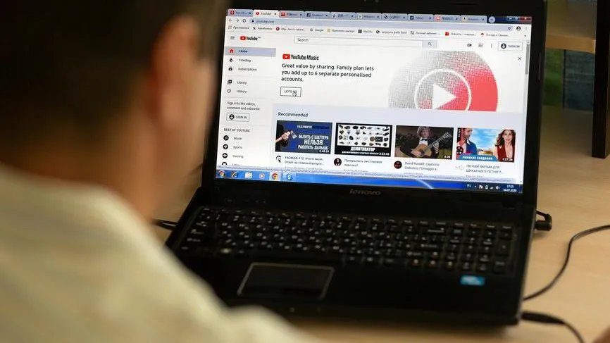 Песков: РФ не планирует ограничивать доступ к YouTube
