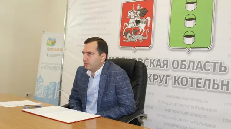 Глава Котельников проверил содержание дворов и подъездов после жалобы жителей