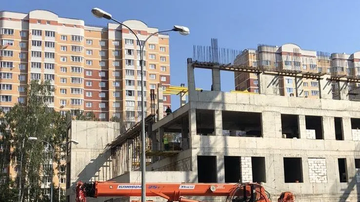 Строительство пристройки к школе в микрорайоне Кучино Балашихи завершат в декабре
