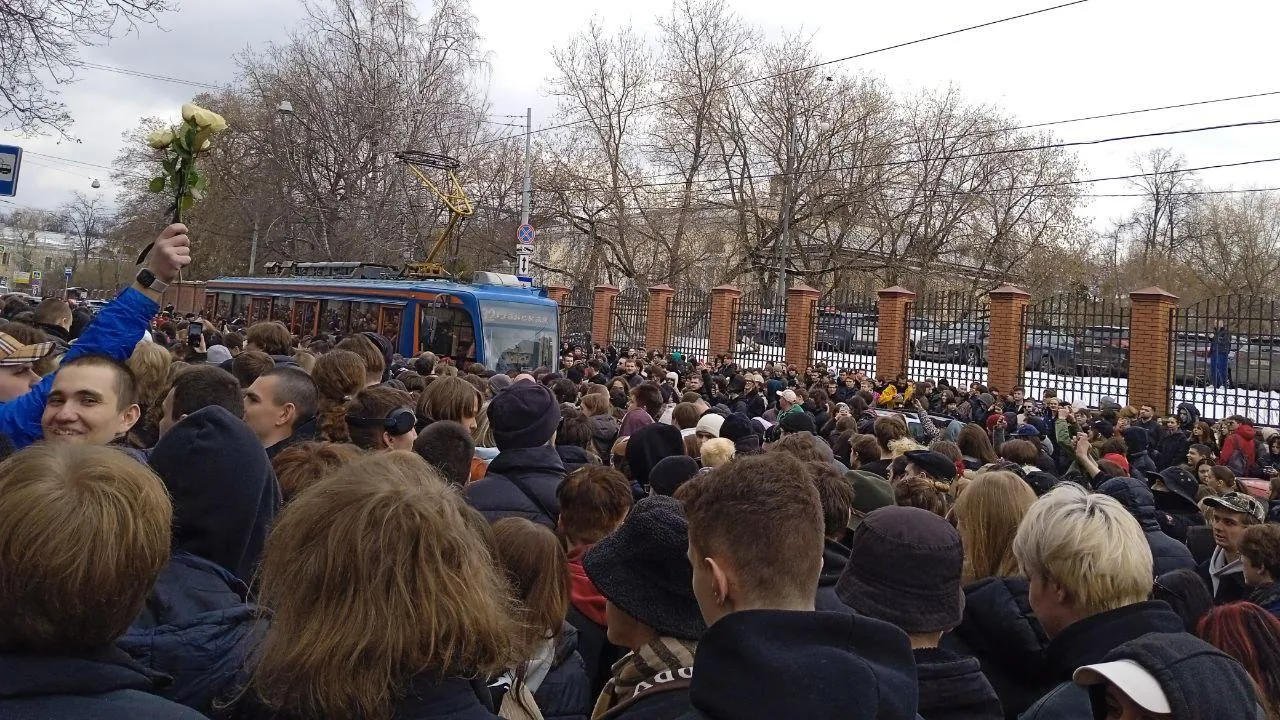 Слушатели Паши Техника перекрыли движение на церемонии прощания