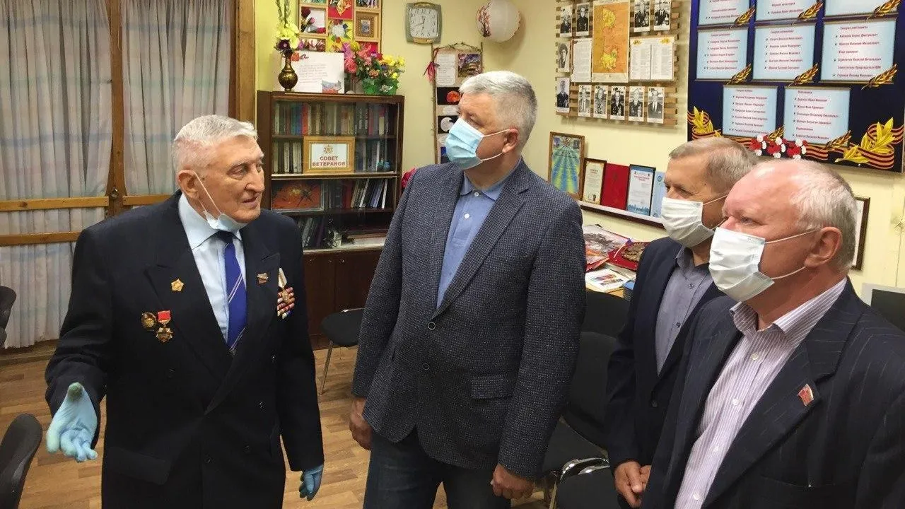 Депутаты вручили подарки совету ветеранов микрорайона Заря Балашихи к 75‑летию Победы