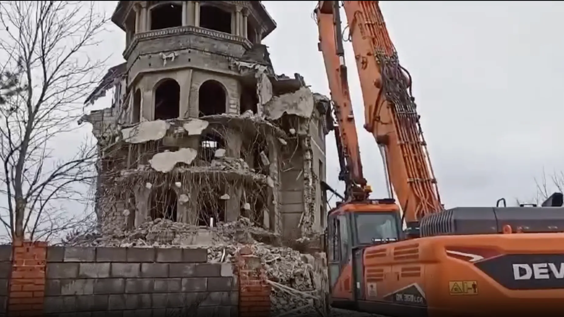 Снос «федоскинского замка» в Мытищах возобновили