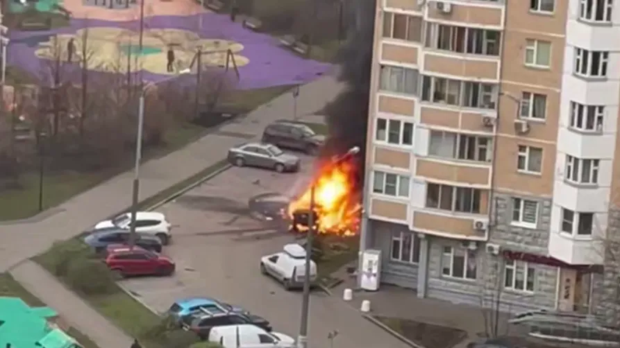 Огненное видео: автомобиль взорвался в Новой Москве