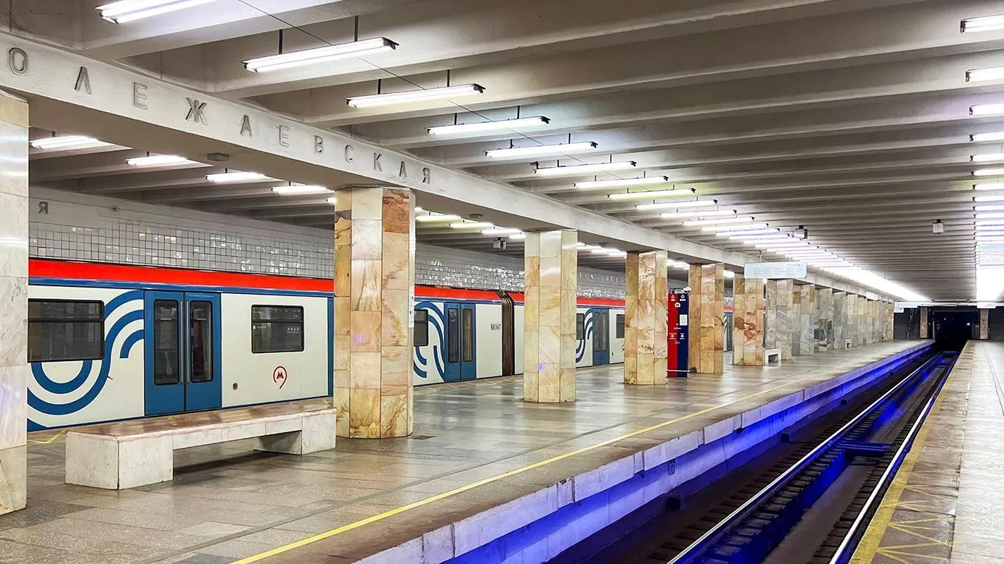 Пути на станции Мосметро «Полежаевская» подсветили синим