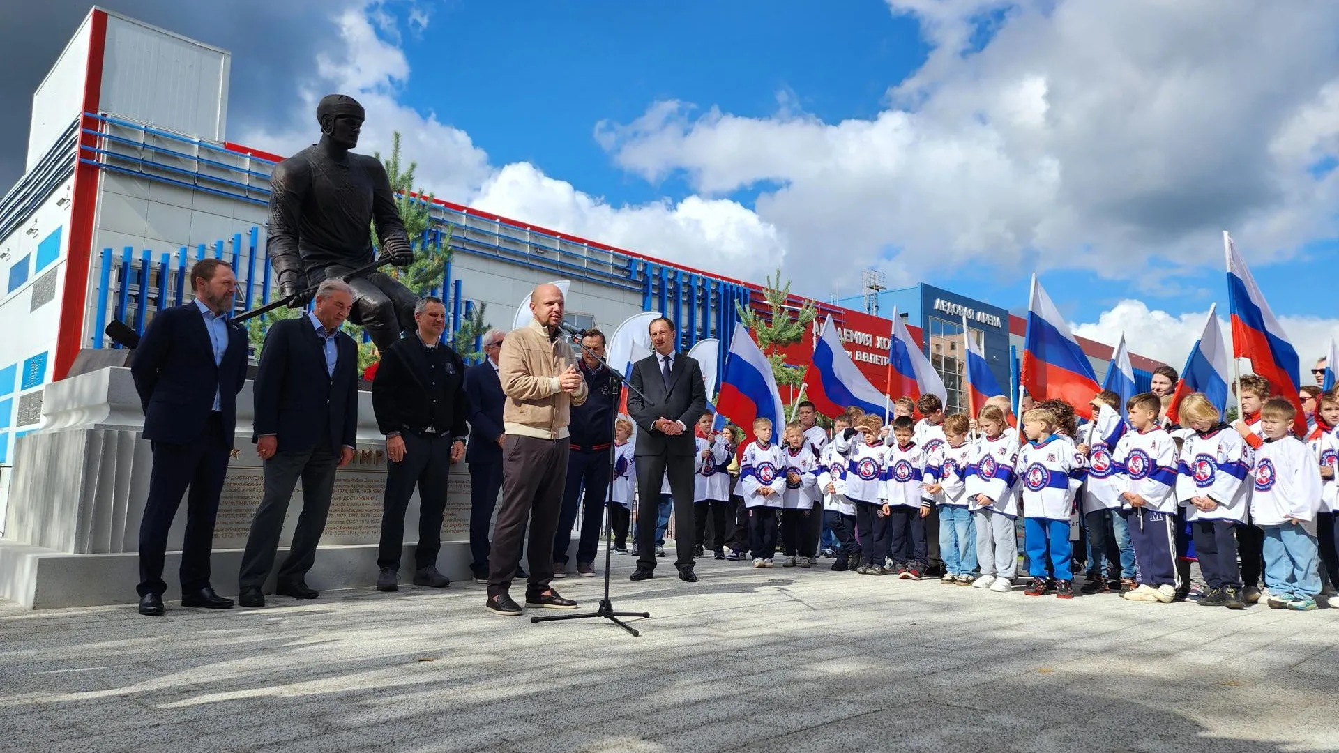 В Красногорске открыли памятник легендарному хоккеисту Владимиру Петрову