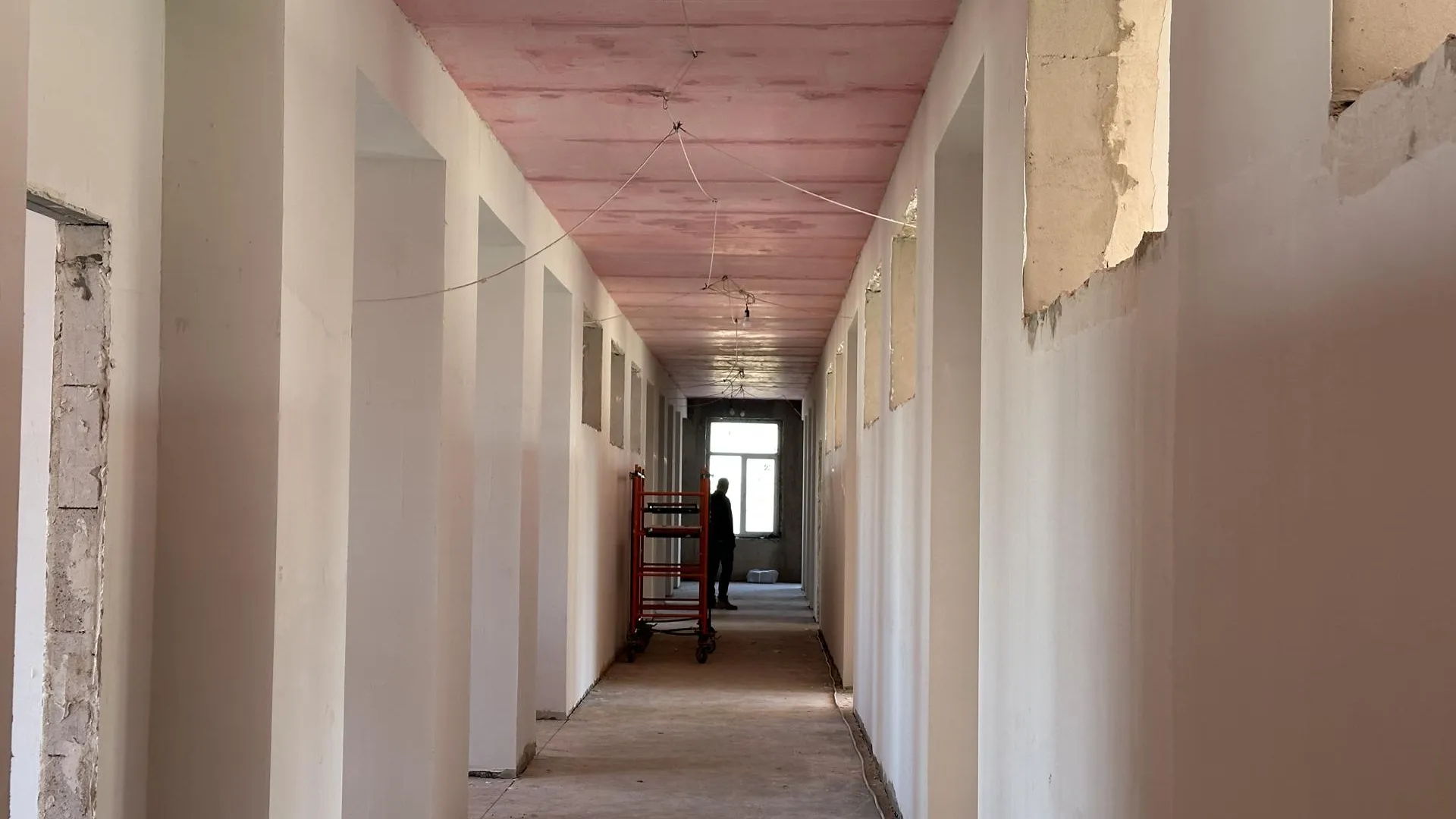 В школе № 22 Подольска завершают штукатурку стен на первом этаже