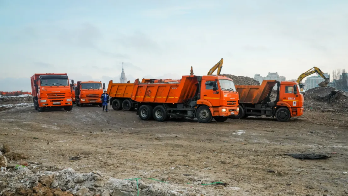 Свалку строительного мусора у здания МГУ ликвидируют в кратчайшие сроки