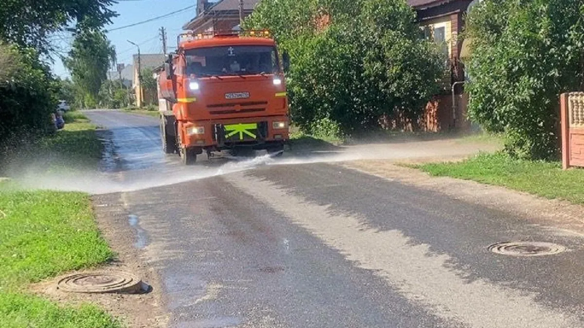 Поливальные автомобили вышли на улицы Коломны из-за жаркой погоды