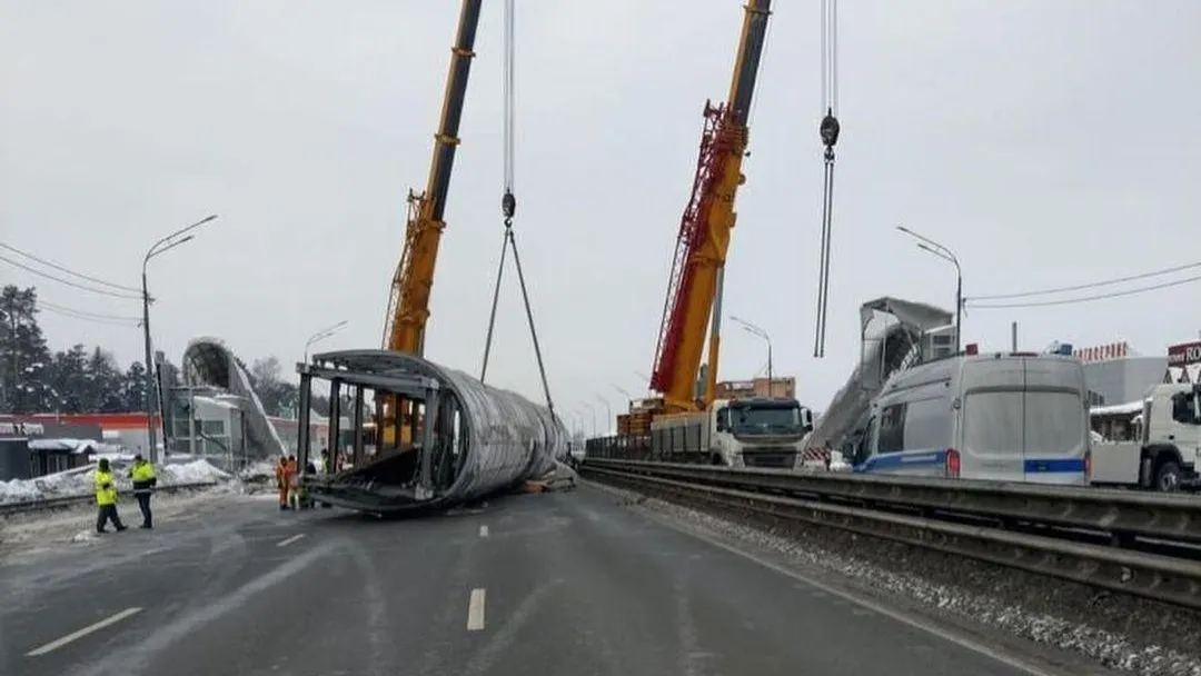 Дорожники демонтируют надземный переход, разрушенный при ДТП в Балашихе