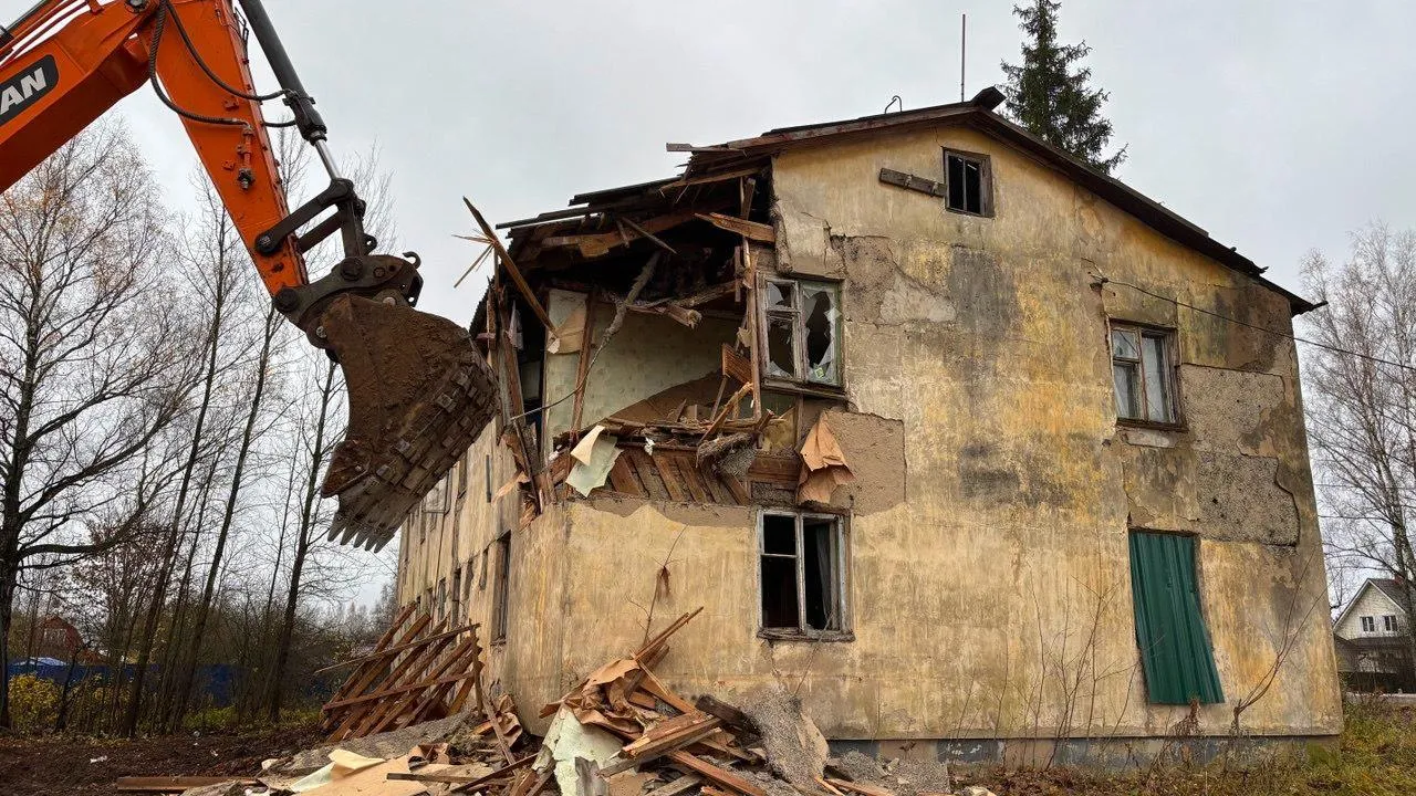 В Рузском округе сносят аварийный жилой дом