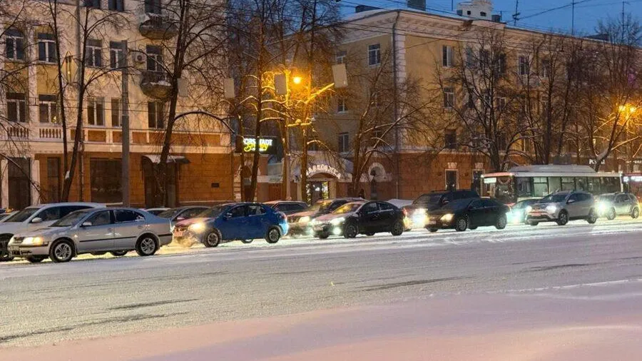 Жители не могли добраться до работы: Кемерово парализовали 10-балльные пробки